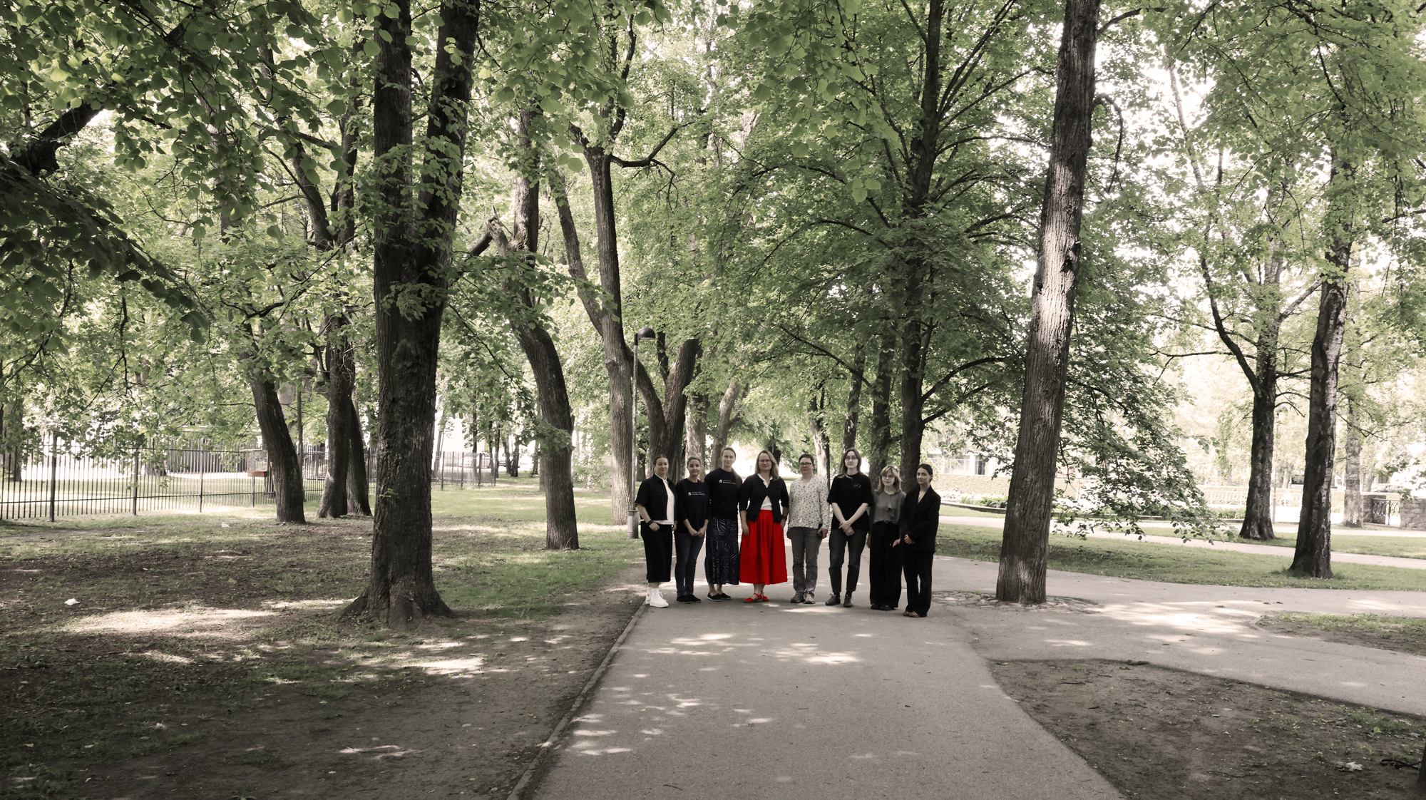 Group Photo of the Sepp lab in a park
